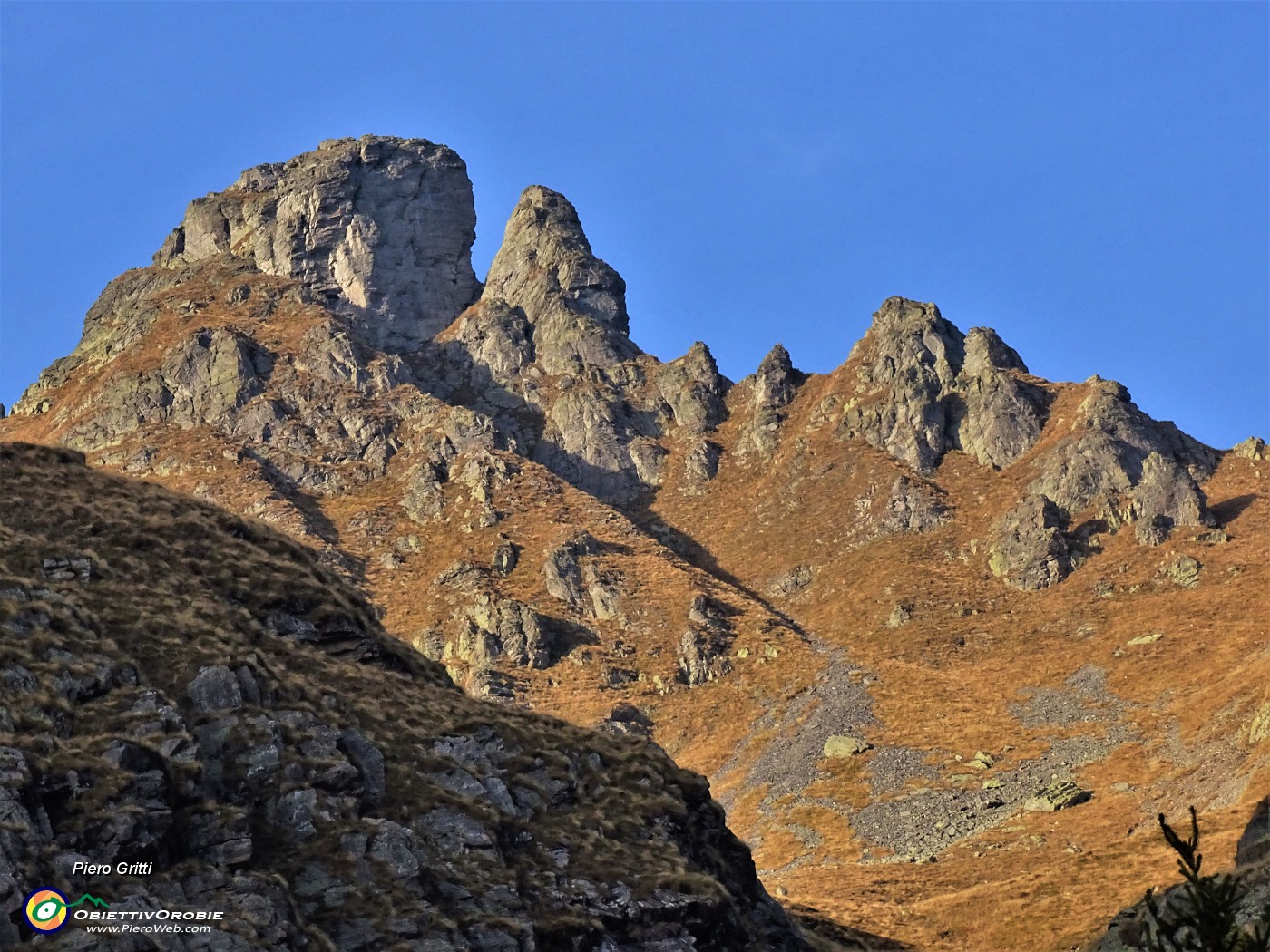 72 Dalla Casera Valletto la cima del Valletto nei caldi colori del tramonto autunnale.JPG